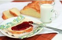 Colazione rustica con pane e marmellata, latte di asina e pane su canovaccio a Stigliano in Basilicata